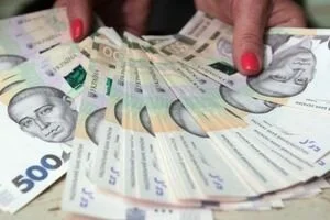 1,7 тысяч гривен семьям и 1,2 тысяч пенсионерам: что ждет украинцев в апреле 