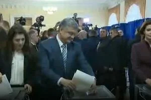 Порошенко со всей семьей проголосовал на президентских выборах 