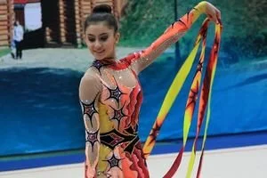 Российская гимнастка сбила пенсионера и его собаку на переходе. Видео момента аварии