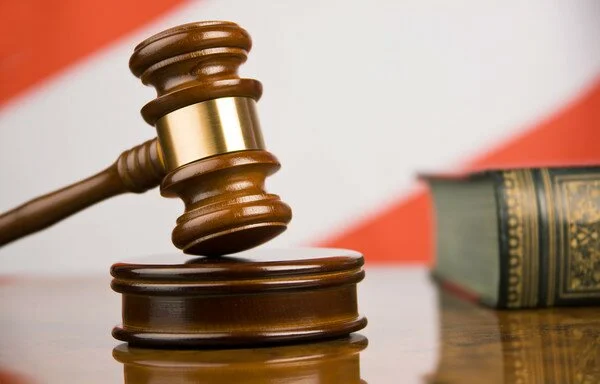 Суд отказался рассмотреть иск о запрете на подписание закона про украинский язык