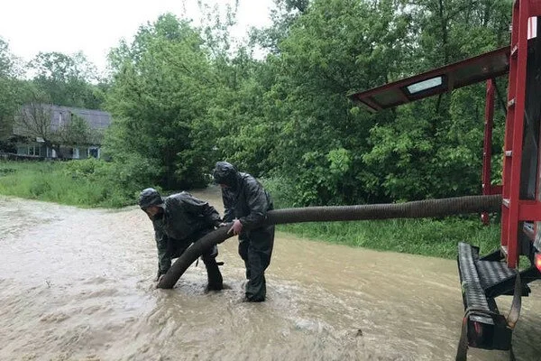 В Хмельницкой области из-за непогоды без света остался 71 населенный пункт, десятки домов затопило (фото)