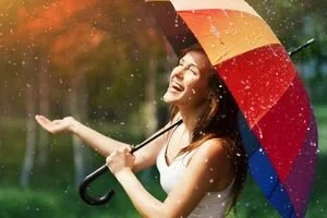 Зонтики и солнцезащитные очки: синоптик предупредила о необычной погоде в Украине 23 мая