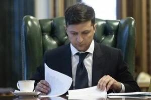 Зеленский получил презент с подтекстом: что подарили президенту (фото)