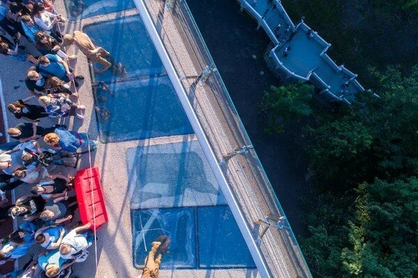 В Киеве восстановили треснутое стекло на новом пешеходном мосту