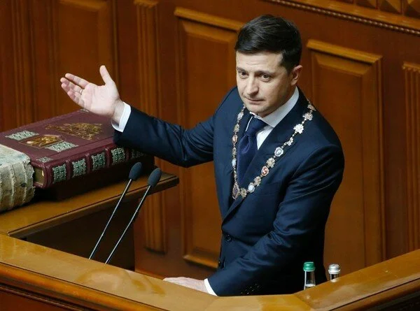 Зеленский подаст в Раду законопроекты о наказании за "кнопкодавство" и прогулы нардепов