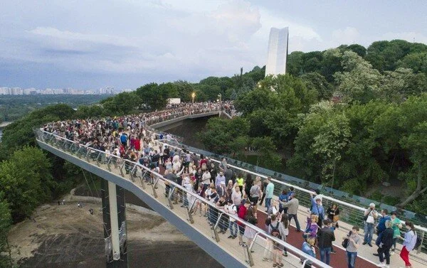 На новом пешеходном мосту в Киеве обнаружена очередная неполадка со стеклом. Фото