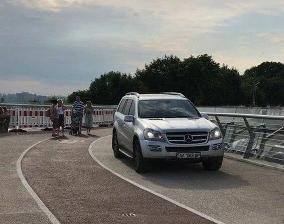 "Красиво как": полиция нашла людей, которые заехали на пешеходных мост в Киеве на джипе. Видео