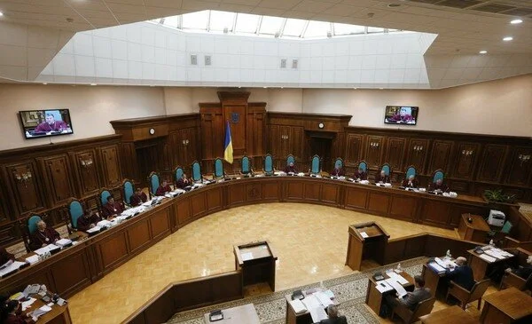 Была перепалка: СМИ узнали результаты сигнального голосования КСУ по указу Зеленского