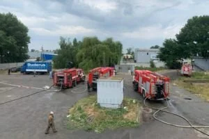 Под Киевом вспыхнул мощный пожар возле АЗС (фото)