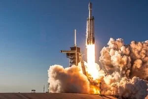 Ступень ракеты SpaceX взорвалась при посадке на платформу в океане. Видео