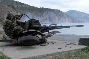Украинский военный показал, как открыть бутылку зенитной установкой