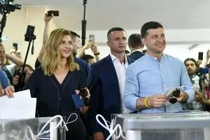 Зеленская в элегантном наряде проголосовала на выборах: фото