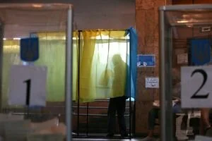 На 52 округе зафиксирован массовый вброс бюллетеней за партию "Батькивщина" и ее кандидата по округу Яковенко
