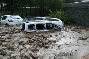 В Италии оползень снес десятки машин и жилые дома: ужасающие фото и видео