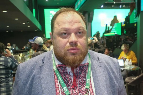 "Слуги народа" планируют внести почти 500 изменений в Конституцию