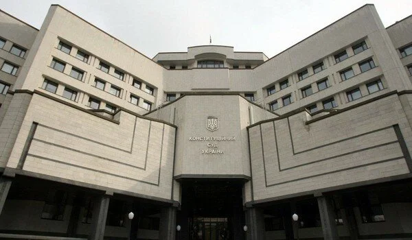 В КСУ пришло обращение парламента по семи президентским законопроектам: список