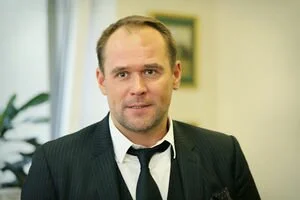Популярный российский актер устроил пьяный дебош на борту самолета