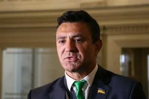 "Слуга народа" Тищенко устроил скандал на митинге из-за прикосновения женщин. Видео