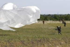 В России десантник разбился во время военных учений: видео