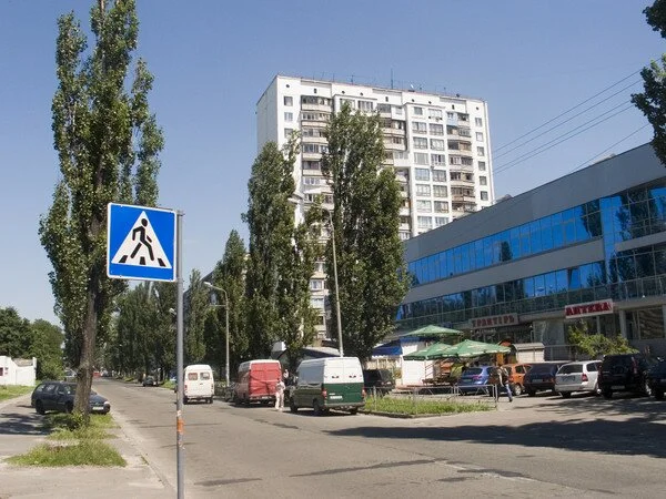 В Киеве на Березняках в многоэтажке начался пожар сразу в нескольких квартирах (видео)