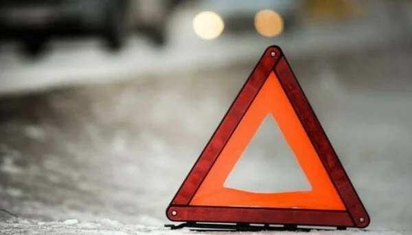 В Киеве возле пешеходного перехода авто на российских номерах сбило мужчину