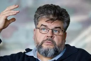 Скандальный нардеп Яременко переписывается в Раде с защитной пленкой на смартфоне: видео