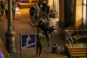 В центре Киева три друга-иностранца устроили драку: видео инцидента