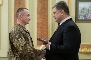 Порошенко представил к наградам 48 военнослужащих, 10 из них посмертно