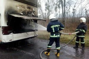 На трассе под Ровно вспыхнул автобус с туристами. Фото и подробности