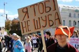 В Харькове повесили труп овечки у входа в меховой бутик: фото
