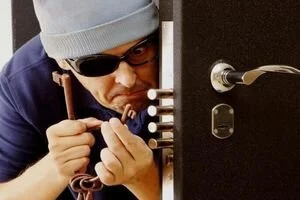 "Привет" от коммунальщиков. Зачем в законе прописывают взлом квартир, и как защитить свое жилье