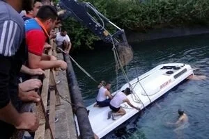 Автобус со школьниками упал в пропасть в Турции