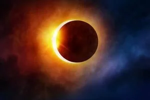 Люди из разных стран набюдали за последним в этом году затмением Солнца