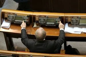 Штраф до 85-ти тысяч гривен: Зеленский подписал закон об ответственности нардепов за кнопкодавство