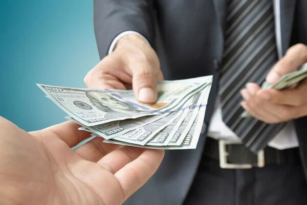 Чиновник требовал от предпринимателя взятку в $10 тысяч