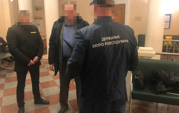 Сотрудника Кабмина, пойманного на взятке, отправили под стражу с правом залога