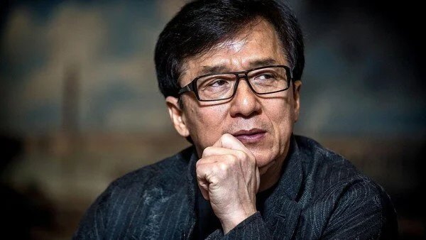 Джеки Чан заявил,что подарит 1 млн юаней тому, кто изобретет вакцину от коронавируса