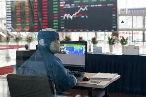 В Китае церковь расписали портретами врачей в биозащите: фото
