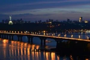 Грузовикам запретили ездить по одному из столичных мостов