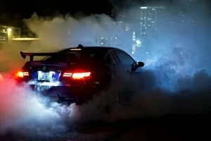 В центре Харькова лихач на BMW нагло дрифтовал по всей проезжей части: видео