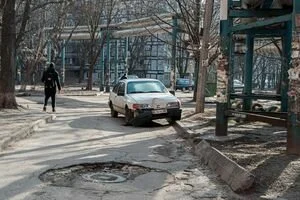 В Днепропетровской области водитель влетел в опору теплотрассы и убежал