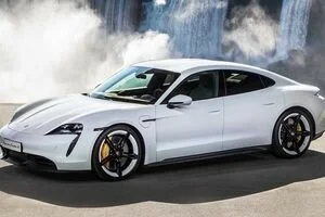 Украинцы раскупили новые электромобили Porsche еще до презентации