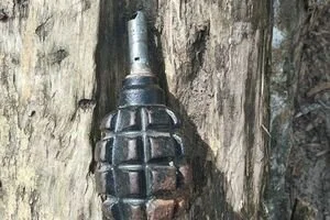 В Днепре дворник нашел в мусоре гранату и играл с ней на детской площадке