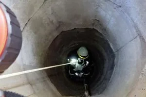 Сотрудники ГСЧС спасли кота, который упал в колодец