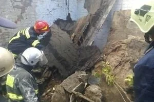 В Киеве обвалилась крыша бывшего предприятия: под завалами оказался 16-летний парень