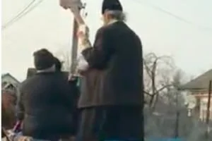 Под Черновцами священник сел в телегу и окропил улицы святой водой от коронавируса