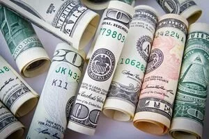 За сколько можно купить и продать доллар: актуальный курс валют на 2 апреля