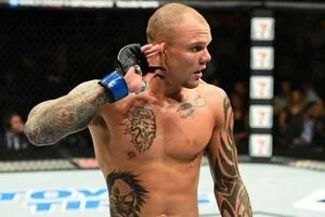 Боец ММА голыми руками обезвредил ворвавшегося в его дом злоумышленника