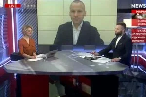 "Утро на NEWSONE": слуги занялись спасением Порошенко и готовы даже слиться с ним в коалицию (10.04)