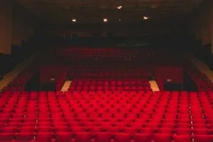 Кризис COVID-19 убивает кино и кинотеатры